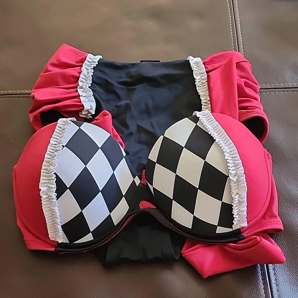 Hot Topic Queen of Hearts Bikini - Picture 1 of 4
